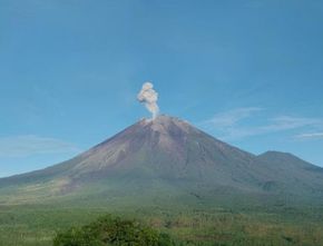 Gunung Semeru Erupsi Senin Pagi, Muntahkan Abu Vulkanik Setinggi 800 Meter