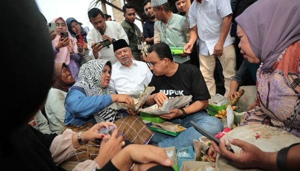 Bertemu Petani di Solok, Anies Janji Atasi Masalah Kelangkaan Pupuk