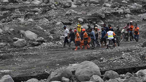 Dua Jenazah Korban Erupsi Gunung Semeru Ditemukan Dalam Truk Yang Tertimbun Material