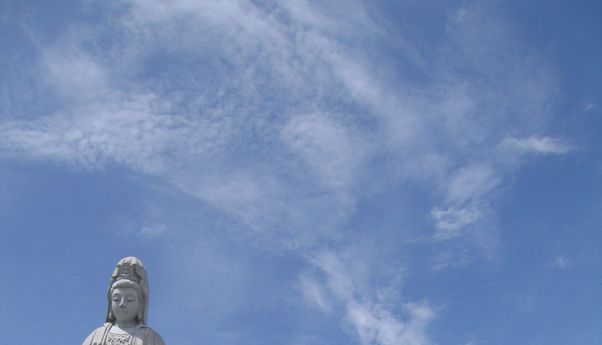 Menakjubkan! Vihara Avalokitesvara di Karo Memiliki Patung Tertinggi di Asia Tenggara