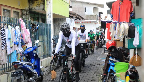 Ganjar Pranowo Gowes Masuk Gang Sempit Bawa Speaker Portabel, Mau Apa?