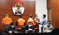 Dengan Tangan Diborgol, Hakim PN Surabaya Ngamuk Saat KPK Umumkan Dirinya Tersangka: Itu Semua Omong Kosong