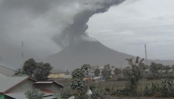 Berita Sinabung: Gunung Sinabung Erupsi Lagi, Masyarakat Dilarang Beraktivitas di Zona Merah, Ini Rinciannya