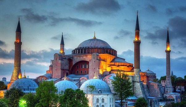 Setelah Vakum 88 Tahun: Masjid Hagia Sophia Kembali Gaungkan Azan dan Gelar Salat Tarawih