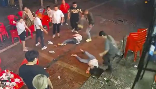 4 Wanita China Dihajar Secara Brutal di Depan Restoran