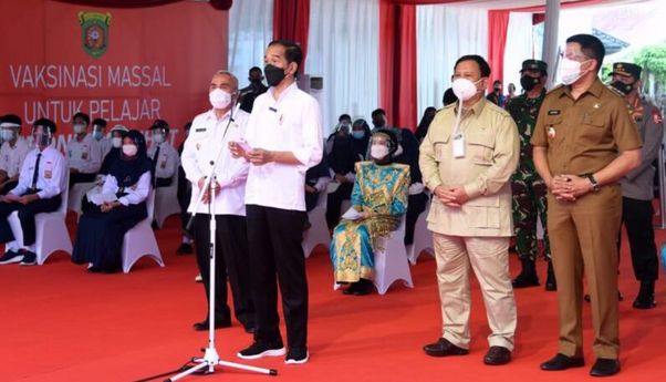 Kemenkes Bilang Vaksin Booster Cuma untuk Nakes, Tapi Beberapa Pejabat Ngaku ke Jokowi Sudah Dapat Dosis Ketiga