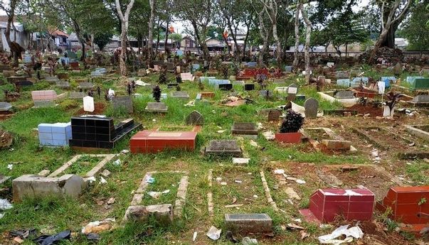 Hanya di Indonesia, Ada Dangdutan di Kuburan