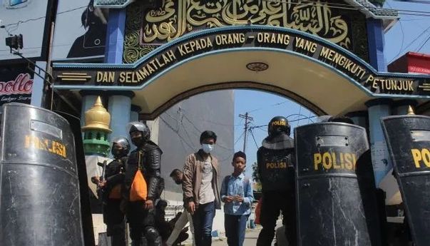 Setelah Dikepung Polisi Selama 15 Jam, Mas Bechi Anak Kiai Jombang Akhirnya Menyerahkan Diri