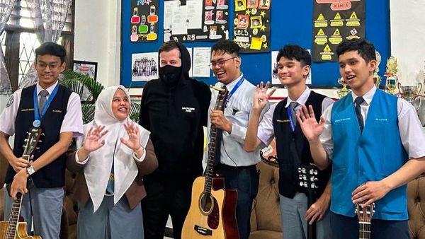Alan Walker Datangi SMA Al-Azhar di Medan untuk Temui Guru dan Siswa yang Viral Nyanyikan Lagunya