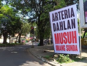 Panas! Spanduk Bertuliskan ‘Arteria Dahlan Musuh Orang Sunda’ Terpampang di Kota Bandung