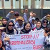 PGRI Gelar Aksi Solidaritas Dukung Supriyani Jalani Sidang Perdana, Bentangkan Poster 'Stop Kriminalisasi Guru'