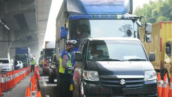 Polisi Putar Balikkan 460 Ribuan Unit Kendaraan Sepanjang Larangan Mudik 2021