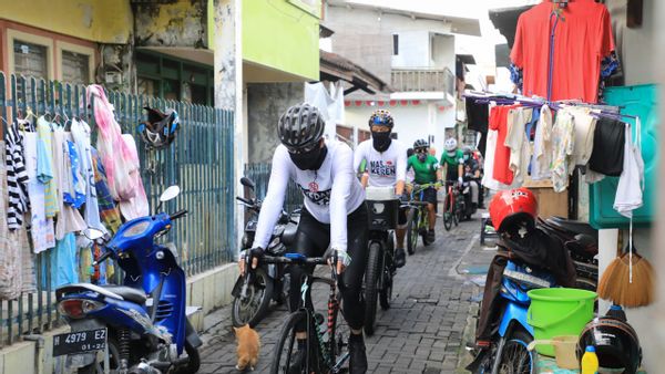 Ganjar Pranowo Gowes Masuk Gang Sempit Bawa Speaker Portabel, Mau Apa?