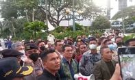 Temui Massa Aksi, Riza Patria Janji Pergub Penggusuran Sudah Dicabut Sebelum Anies Lengser