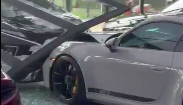 Xpander Tabrak Porsche di Showroom Mewah PIK 2, Polisi Sebut Kerugian Capai Rp5,7 Miliar