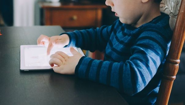 Merasa Sulit Mengontrol dan Memilih Tontonan yang Sesuai untuk Anak? Ikuti Tips-tips Berikut