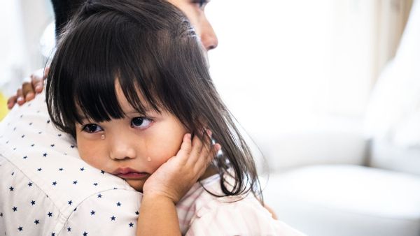 Anak Cengeng dan Rewel? Jangan Panik! Begini Cara Mengatasinya