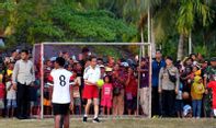 Presiden Jokowi Bermain Bola dengan Anak-anak Papua, Cetak Satu Gol