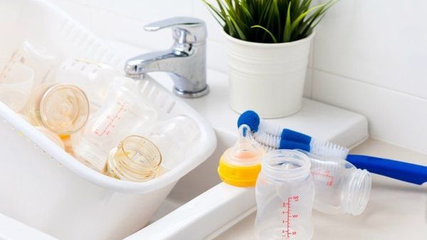 Jangan Asal-Asalan, Berikut Cara Mencuci Botol Susu Bayi yang Bersih dan Terbebas dari Kuman