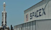 SpaceX Bakal Jadi Agen Wisata Luar Angkasa