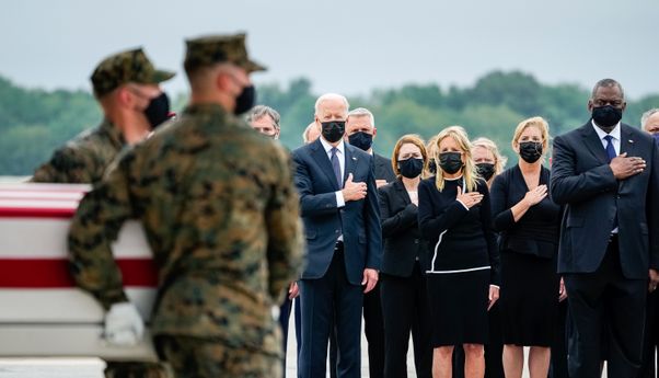 Ada Tangisan Histeris Wanita Ketika Presiden Biden Jemput 11 Peti Jenazah Prajurit AS dari Afghanistan