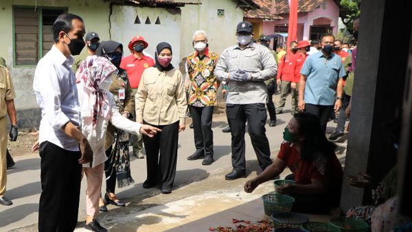 Jokowi dan Ganjar Kembali Bertemu dengan Jamuan Hangat Warga, Ini Gambaran Hingar Bingar Desa