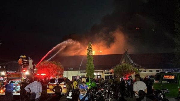 Polda Kalsel Bersama Labfor Jatim Olah TKP Kebakaran Gedung SDM
