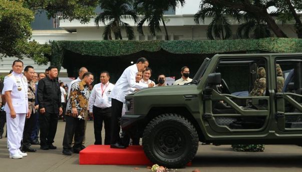 Pecahkan Kendi, Jokowi Resmikan Nama "Maung" untuk Kendaraan Taktis Produksi Indonesia