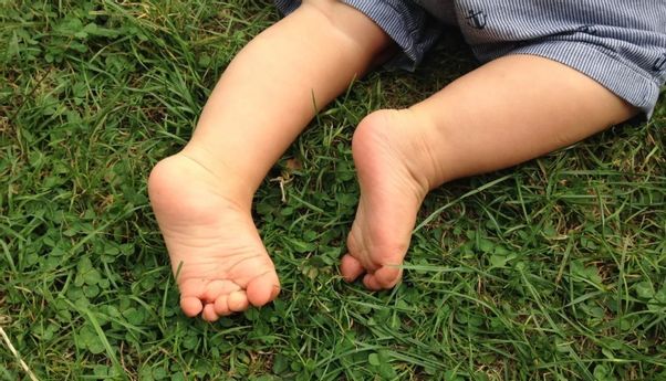 Bocah Kecil Ini Meninggal Setelah Telan Baterai yang Terjebak di Tubuhnya Selama 4 Hari