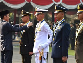 Lantik Perwira TNI-Polri di Istana, Jokowi: Lindungi Pancasila!