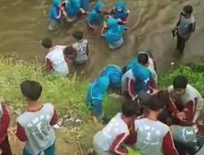 Miris! Puluhan Guru dan Siswa SMP Jatuh Saat Jembatan Gantung di Probolinggo Ambles