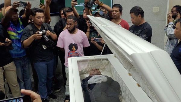 Jenazah Lukas Enembe Telah Tiba di Jayapura, Pemakaman Dilaksanakan Nanti Sore