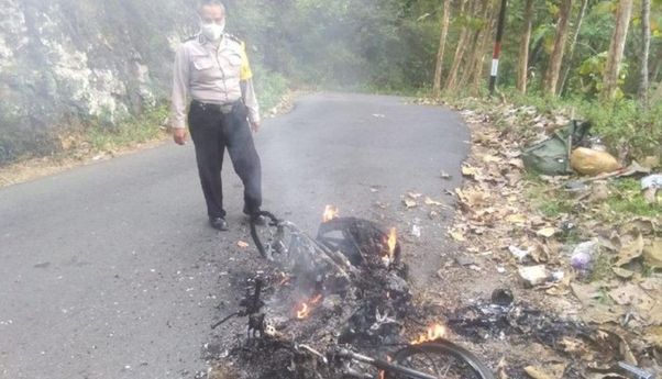 Kerja Hari Pertama, Kurir Ini Menangis Gegara Motor dan Paketnya Tiba-tiba Terbakar