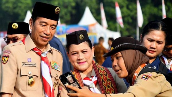 Berseragam Pramuka Lengkap, Jokowi dan Iriana Tinjau Raimuna Nasional XII