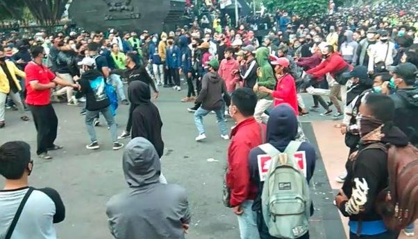 Polisi Gagalkan Puluhan Pelajar yang Hendak Menyusup ke Demo Tolak UU Cipta Kerja di Jateng