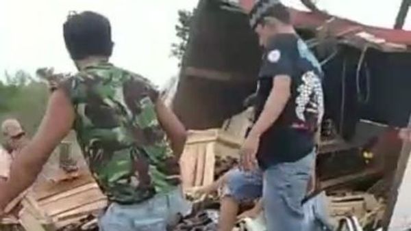 Nahas! Truk Salak Kecelakaan di Tol Lampung: Bak Truk Lepas dan Hancur, Muatan Berceceran