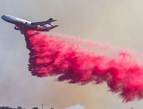 Pesawat Sebarkan Bahan Kimia Anti Api Berwarna Merah Padamkan Kebakaran di Los Angeles