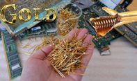 Mencoba Peruntungan dengan Menambang Emas di Sampah Elektronik