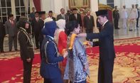 Presiden Anugerahkan Tanda Kehormatan ke Iriana Jokowi dan Sejumlah Tokoh Berjasa Lain