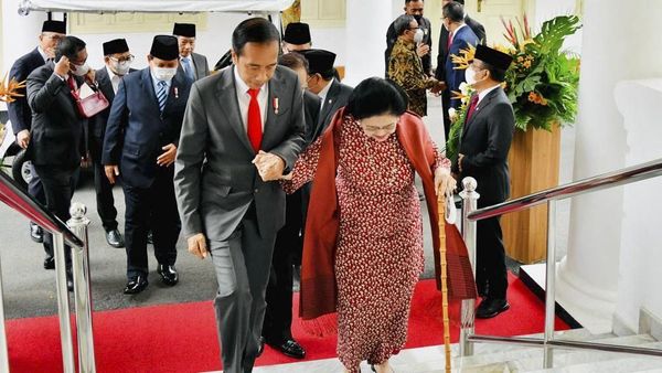 Presiden Jokowi Terkekeh soal Capres Pilihan Megawati: “Nanti yang Milih Rakyat”