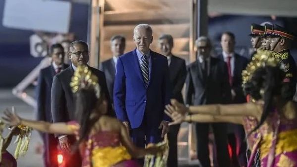 Momen Presiden AS Joe Biden Tiba di Bali untuk Hadiri KTT G20, Disambut Puluhan Penari Tradisional