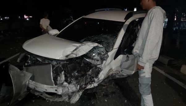 Mirip Setya Novanto, Mobil BRV Tabrak Tiang Listrik Hingga Patah, Sopir Disuruh Ganti Rugi