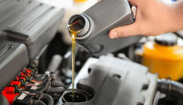 Cek Fakta: Apa Benar Oli Mesin Mobil dapat Kadaluarsa?