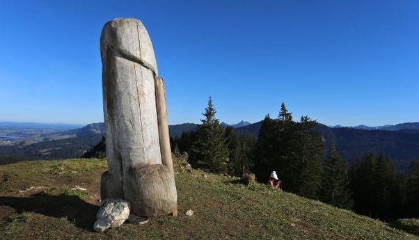 Patung Penis Raksasa di Puncak Gunung Ini Hilang Misterius, Siapa Pelakunya?