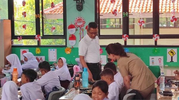 Rp25 Ribu per Porsi, Heru Budi Tinjau Langsung Uji Coba Program Makanan Bergizi di SDN 04 Cipayung