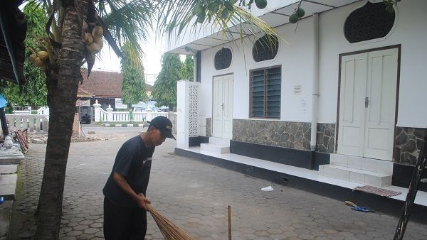 Kisah Mugiman, 31 Tahun Mengabdi jadi Marbot Masjid Darojatul ‘Ulya