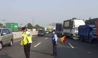 Awas Sopir Mengantuk! Kecelakaan Truk Bermuatan Batu Bara Terjadi di Tol Jakarta-Cikampek