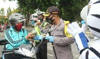 Unik! Polres Kebumen Hadiahi Satu Kresek Sayur Bagi Emak-emak yang Taat Protokol Kesehatan