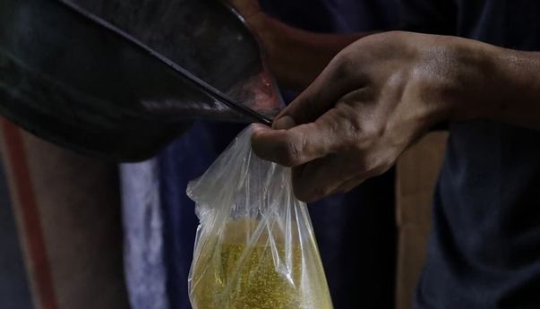 Minyak Goreng Curah Dilarang, Siapa yang Rugi? Minyak Goreng Curah Dilarang, Siapa yang Rugi?