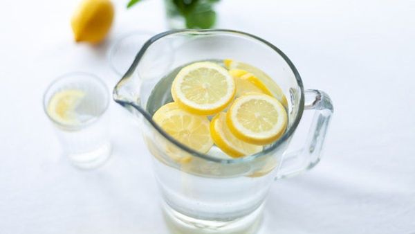 Saran Ahli Agar Si Kecil Suka Suka Minum Air Putih yang Banyak